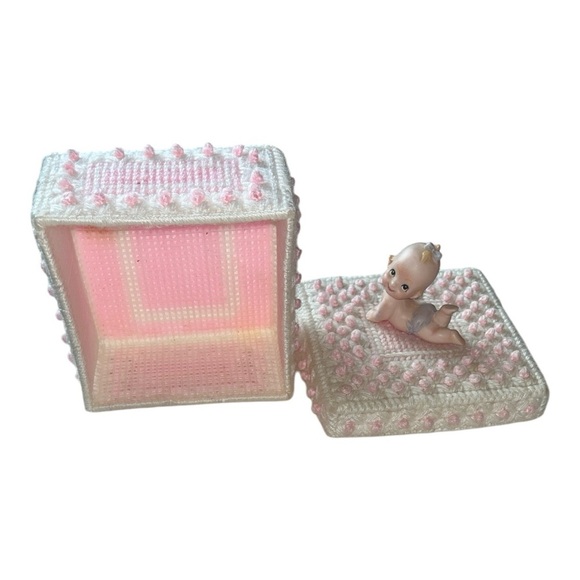 Adorable Vintage Baby Figurine on Knitted Box - Picture 4 of 8